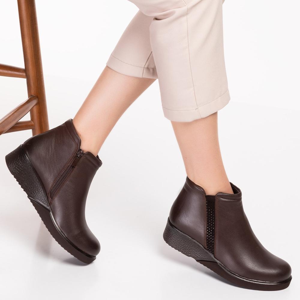 

Женские коричневые ботинки на молнии