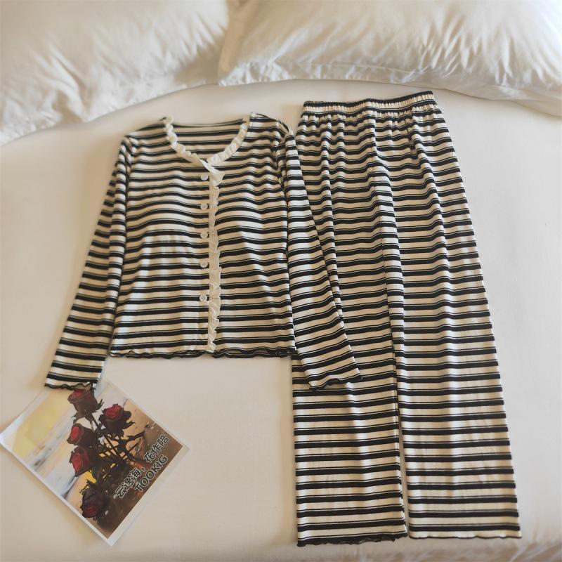 

Жіноча бавовняна піжама в смужку: Верх з довгим рукавом та штани з нагрудними вставками - Комфорт від весни до зими. L