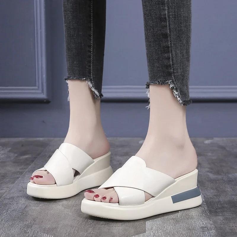 

модные летние женские босоножки модные тапочки на танкетке летние новые тапочки на толстой подошве женские модные тапочки на платформе на высоком каблуке 35 бежевый