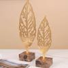 Metallblatt-Ornamente Ausgehöhlte Goldene Blätter Pflanzenskulptur Marmorsockel Metallfigur Heimdekorationszubehör