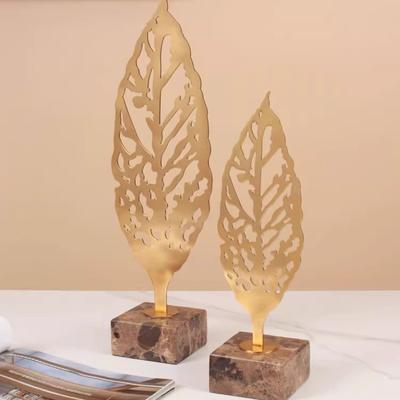 קישוטי עלי מתכת עלי זהב חלולים פסל צמח בסיס שיש דמות מתכת אביזרי קישוט לבית