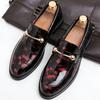 Ny Mode Blank Lack Läder Skor Herr Metallspänne Slip-on Loafers Brittiska Affärs Sociala Skor Vardagskontor Fest