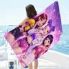 K-Pop Stil Strandtuch mit Lila-Pinkem Farbverlauf Sternenlicht und Girlgroup Geeignet für Strandurlaub Sommergeschenk für Freunde