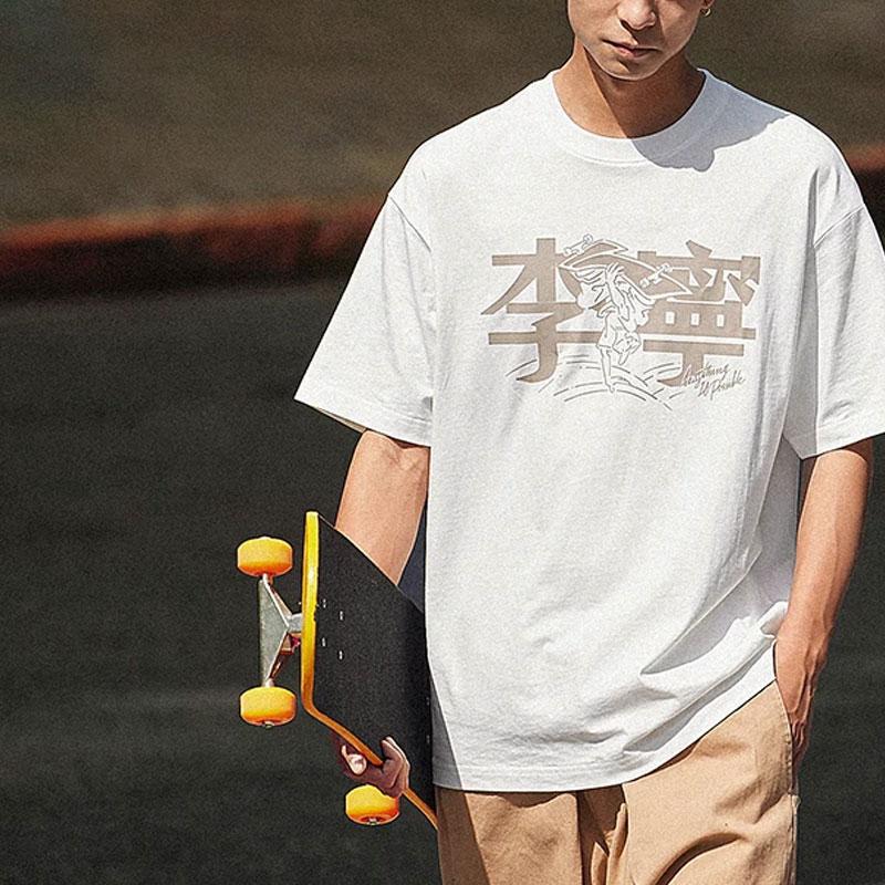 Tričko Li Ning Sports Lifestyle Series s čínskými znaky, kulatým výstřihem, krátkým rukávem a spuštěnými rameny, unisex, světle bílé AHST937-1