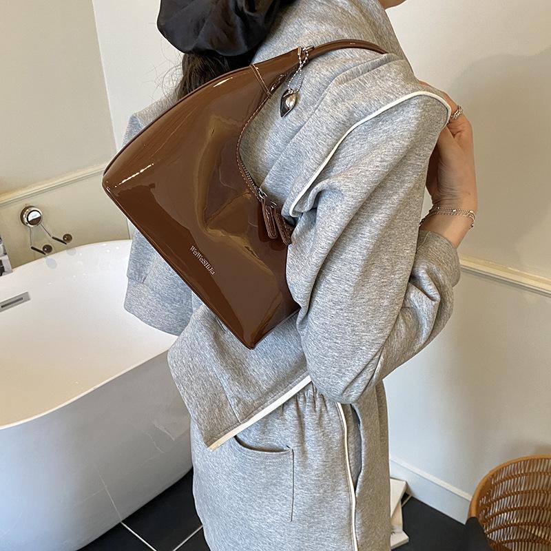 

Niche texture handbag commuter bag women s bag 2025 new glossy underarm bag simple shoulder messenger bag коричневый