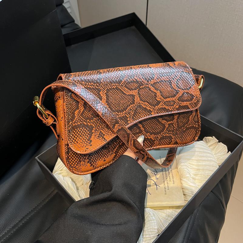 

Popular snake pattern small square bag women s new summer fashion personalized armpit bag retro messenger bag коричневый