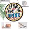 2D Flaches Aluminium Lustige Heimbar Dekoration Rundes Metallschild - "Du siehst aus, als bräuchte ich noch einen Drink" - Vintage Aluminium Wandkunst für Man Cave, Pub, Tiki