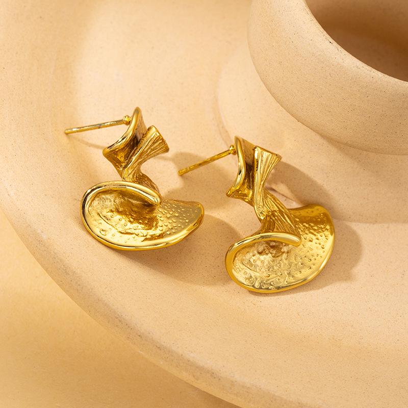 Boucles d'oreilles puce en acier inoxydable à texture métallique rétro européenne et américaine - Mode haut de gamme pour femmes