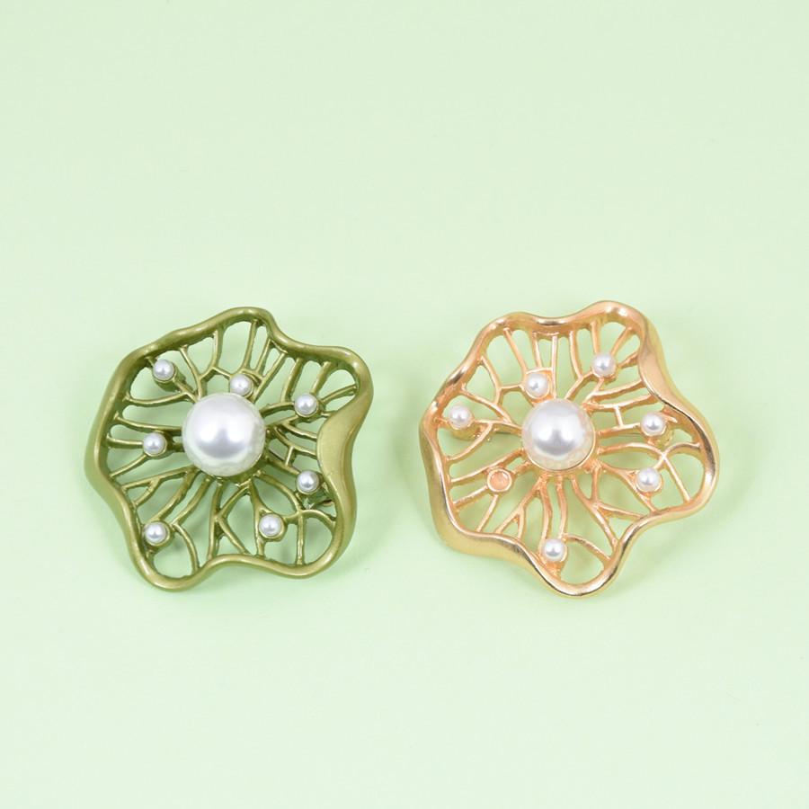 

Mori Style Elegant Lotus Leaf Pearl Brooch for Hanfu Scarf or Cardigan