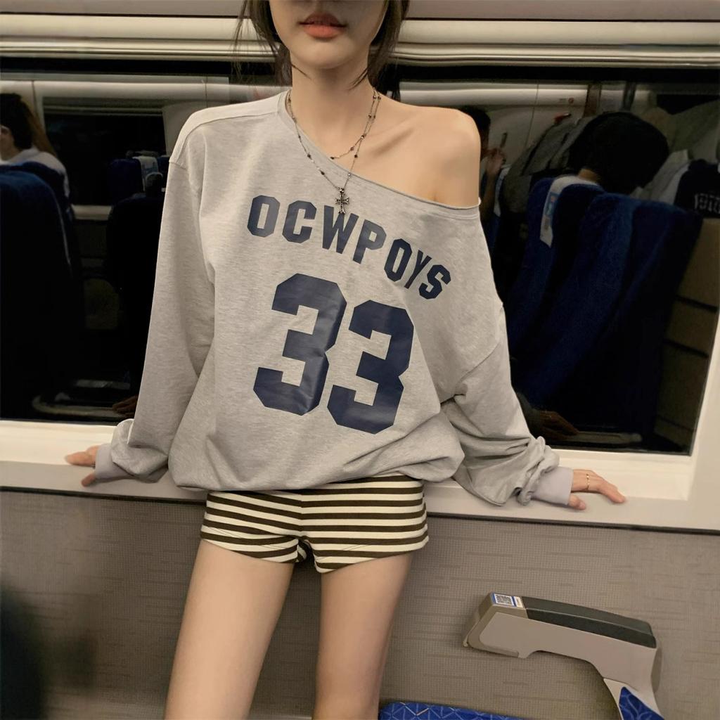 Amerikanischer Retro-Pullover mit Buchstabenaufdruck und schrägem Schulterdesign für Damen, Herbst-Design-Gefühl, Spice-Girl-Stil, lässiges lockeres Langarm-Off-Shoulder-Oberteil
