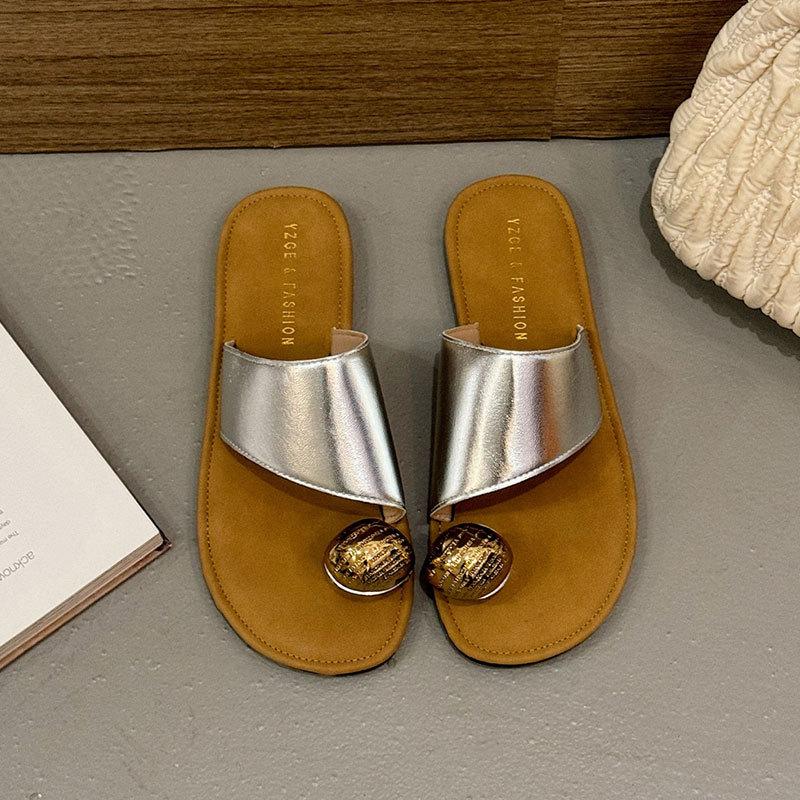 

Korean fashion metal buckle cover toe slippers women s summer wear 2025 new flat-bottomed comfortable one-word cool slippers 40 серебряный