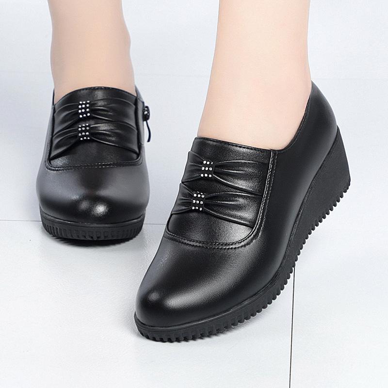 Scarpe da lavoro in morbida pelle nera Scarpe con zeppa singola da donna di grandi dimensioni Scarpe casual con tacco alto in morbida pelle antiscivolo possono essere indossate per lavorare