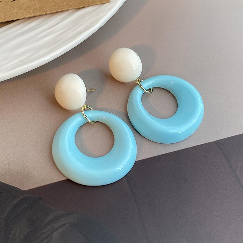 Francuskie Kolorowe Kolczyki Koła Damskie Małe Świeże Kontrastujące Kolczyki Proste Geometryczne Uniwersalne Kolczyki w Stylu Wakacyjnym