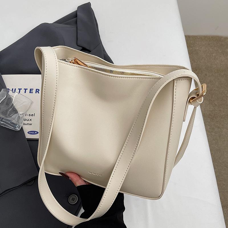 2025 new fashion niche retro Maillard simple bucket bag women's temperament commuter versatile messenger bag