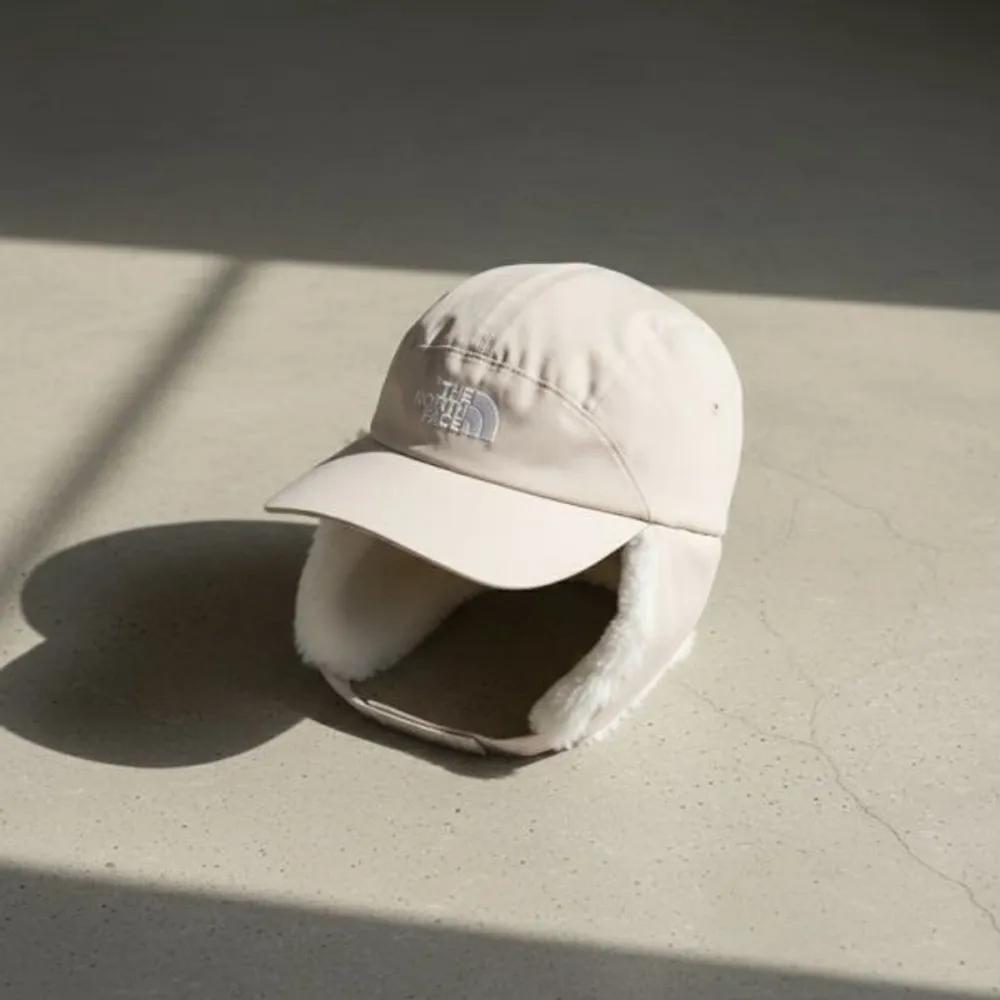 Кепка The North Face Dryvent с ушанками NE3CR56C Зимняя теплая шапка-ушанка Белый песок WHITE SAND