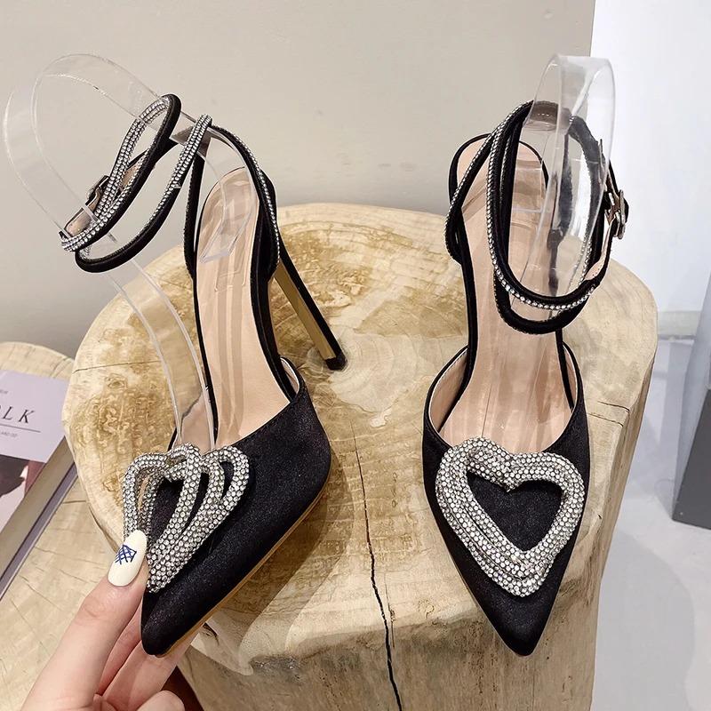 NUOVO Stile Passerella Glitter Strass Scarpe da Donna Décolleté Cristallo Forma di Cuore Fibbia Estate Donna Tacchi Alti Festa Moda Scarpe da Ballo