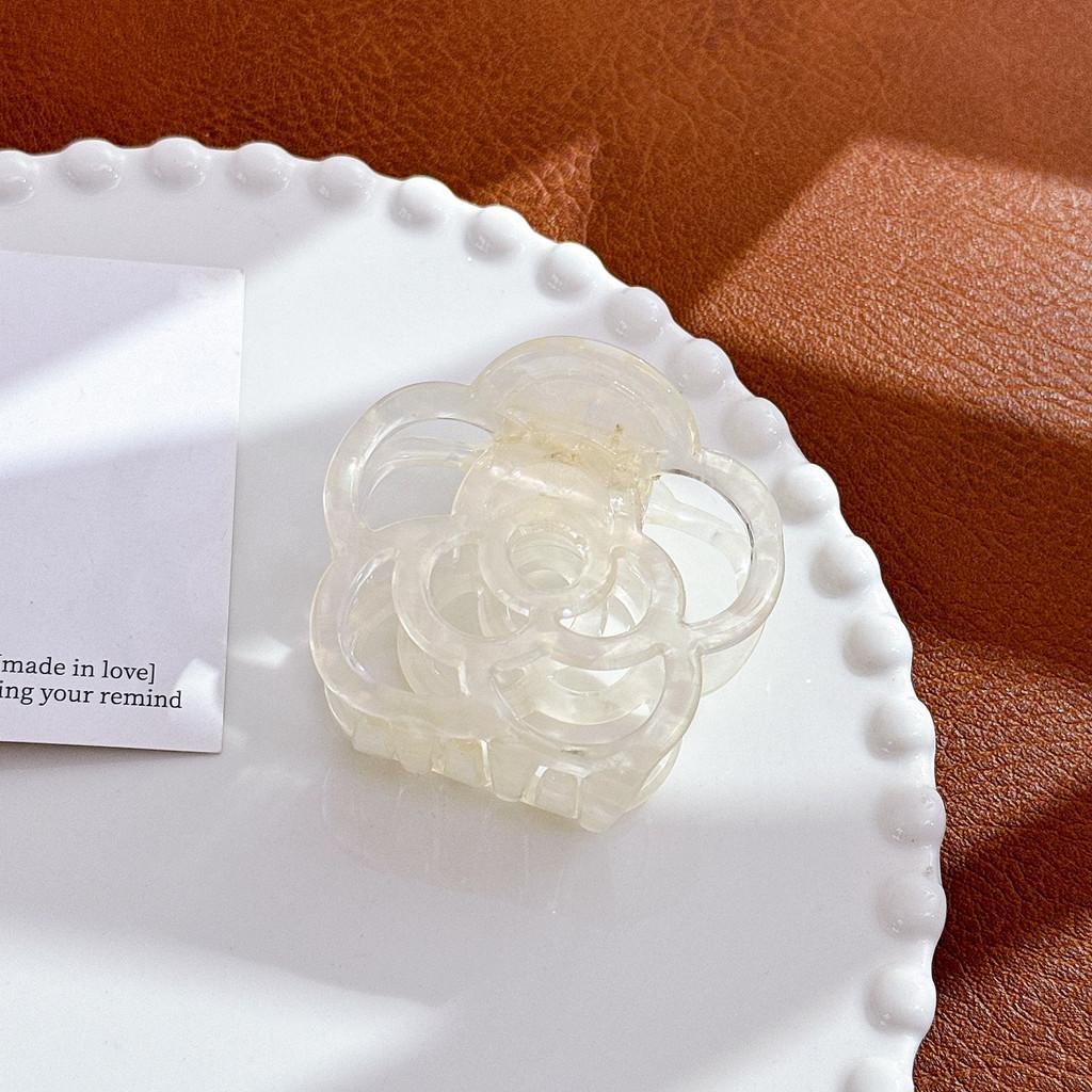 Schicker Doweisi Haarclip mit Kamelienblüte in leuchtenden Farben für modische Styles