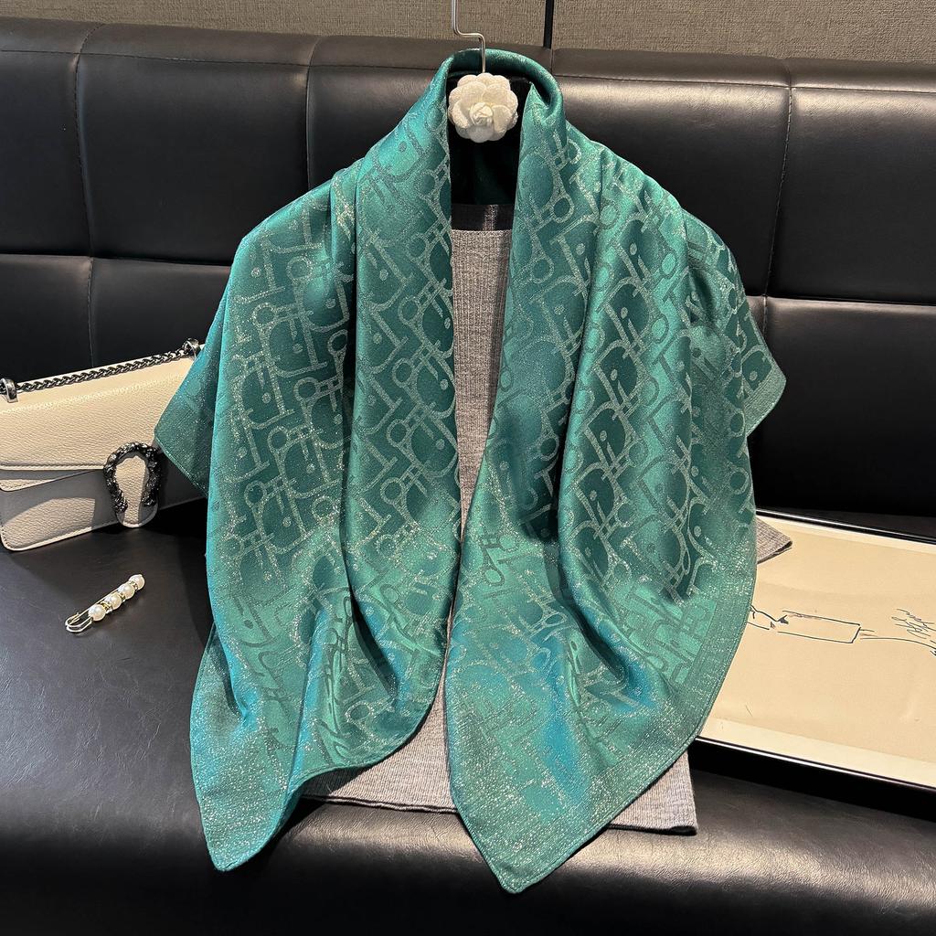 Módní a elegantní špičkový čtvercový šátek z umělého hedvábí Hedvábný šátek Písmeno D Tencel Bavlna Zlatý hedvábný šátek Šátek na hlavu Ženy