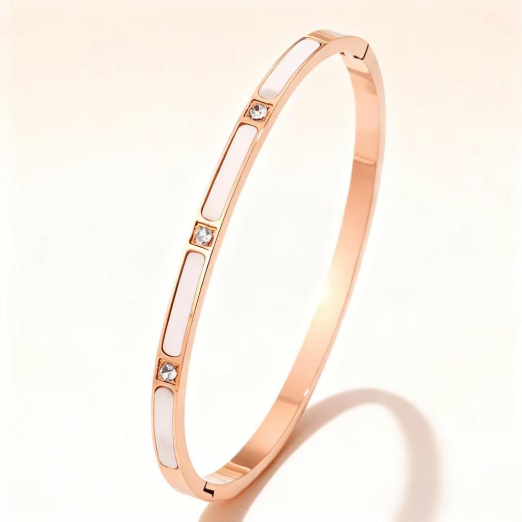 Elegante Bracciale in Acciaio Titanio Placcato Oro per Donna - Raffinato Design Europeo e Americano
