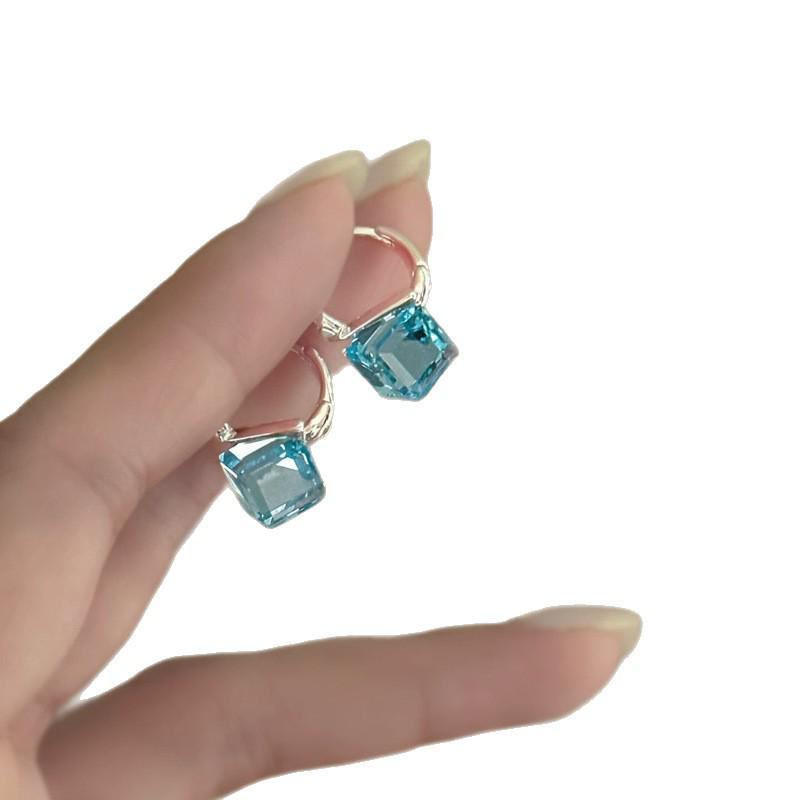 Indifferent Light Blue Translucent Square Sugar Pendant Clip-On Earrings for Women - High-End, Exquisite, Fashionable, Versatile Ear Jewelry.