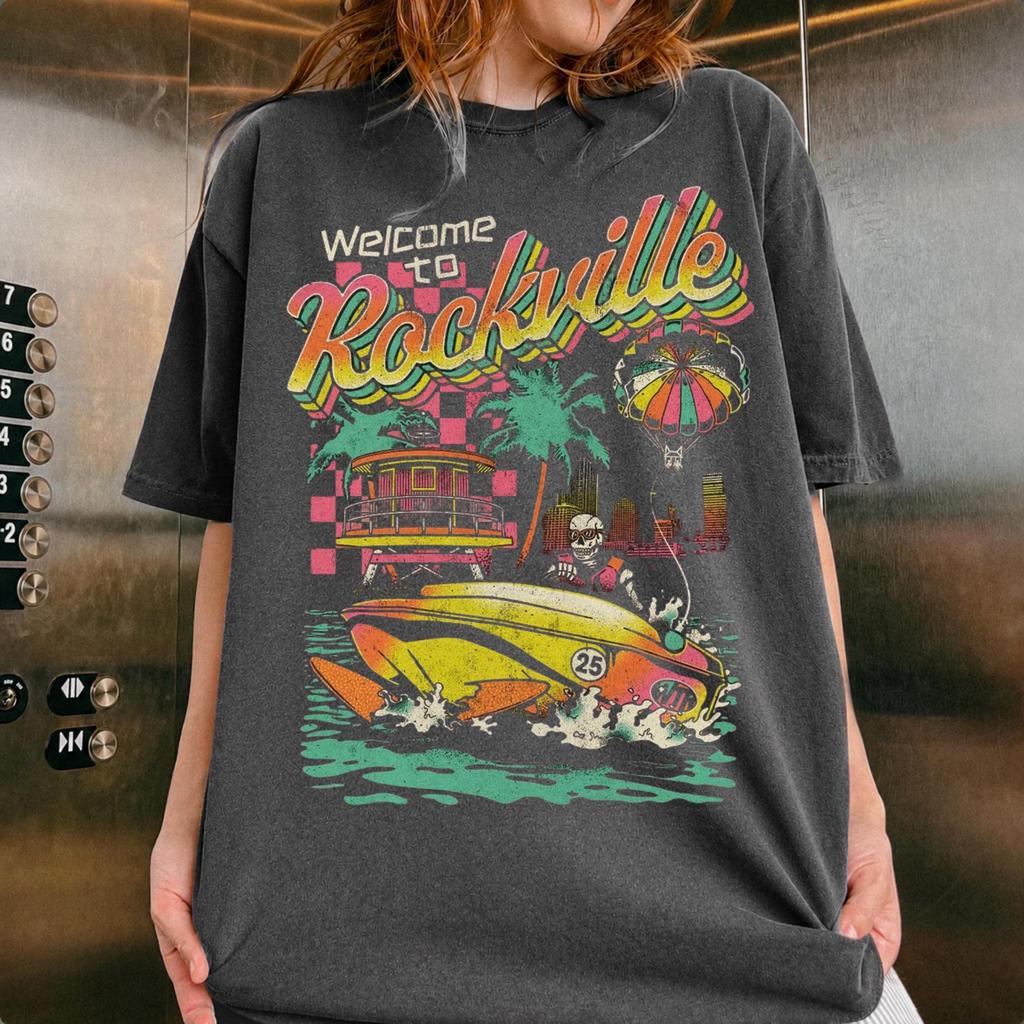 Willkommen im Rockville Shirt, Vintage Rockville Urlaubs-T-Shirt, Retro Strandboot Grafik-T-Shirt, Sommer Reise Geschenk, Küsten Touristen-T-Shirt