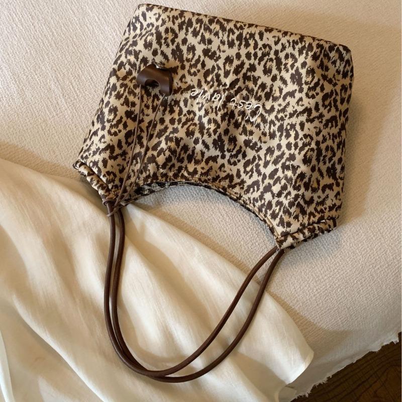 Tote Bag for Women, Large Capacity, Versatile and Fashionable Leopard Print Handbag, Single-shoulder Bag for Autumn and Winter