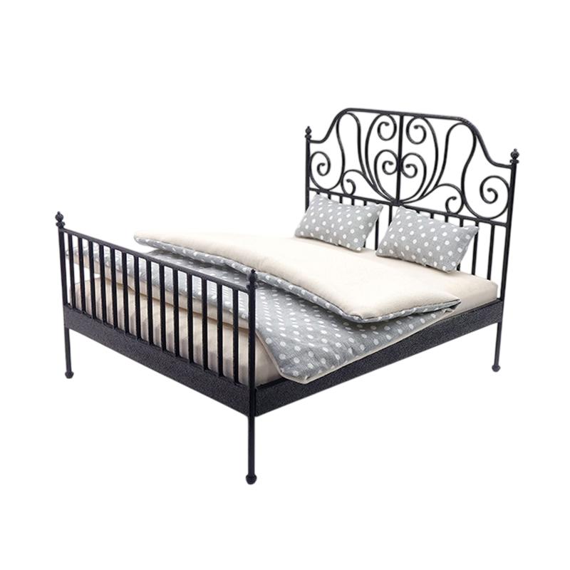 

1/12 Кукольный домик Симуляция Европейская кровать с матрасом подушкой одеялом Кукла Дом Железное искусство Двуспальная кровать Мебель для спальни Украшение Игрушка