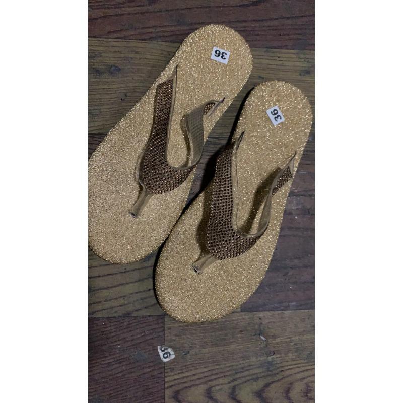 

Стразы шлепанцы для женских 20 летних новых моделей, легкие на плоской подошве прохладные тапочки 43