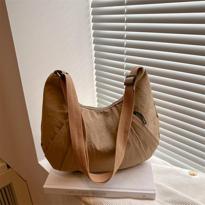 

Large capacity lightweight women s nylon cloth commuting 2025 new sports and leisure fitness solid color shoulder messenger bag women хаки