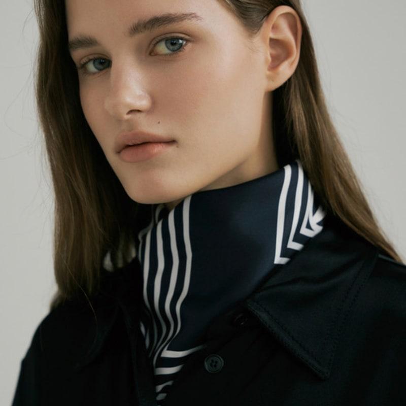 

AVVINA PELLE Logo Modern Silk Scarf 50 - Navy/White navy