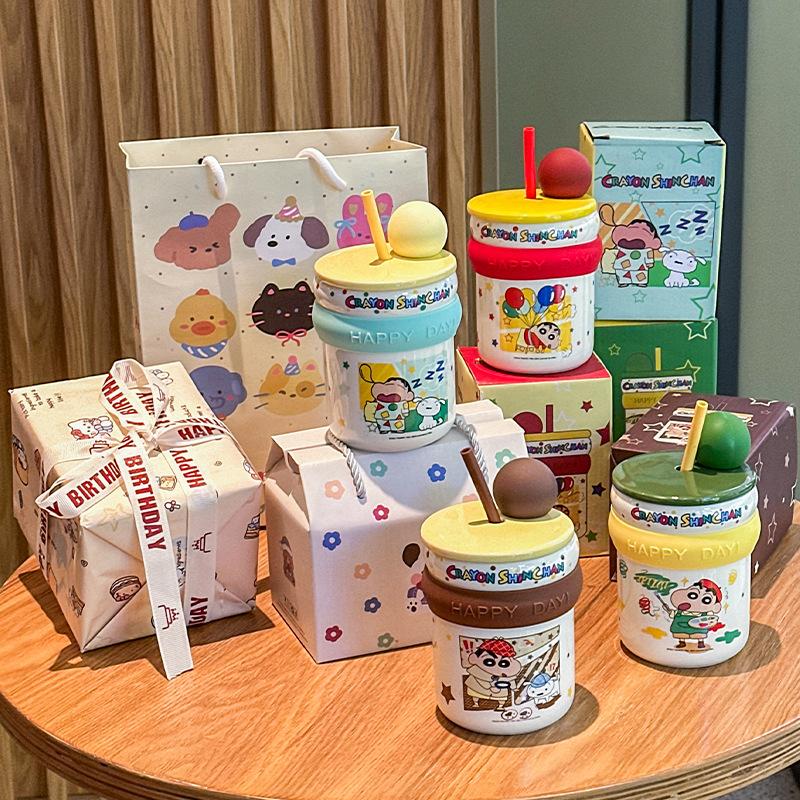 Crayon Xiaoxin Keramiktasse mit Deckel Kinder Strohbecher Niedliche Cartoon Studenten Wassertasse Geburtstagsgeschenkbox