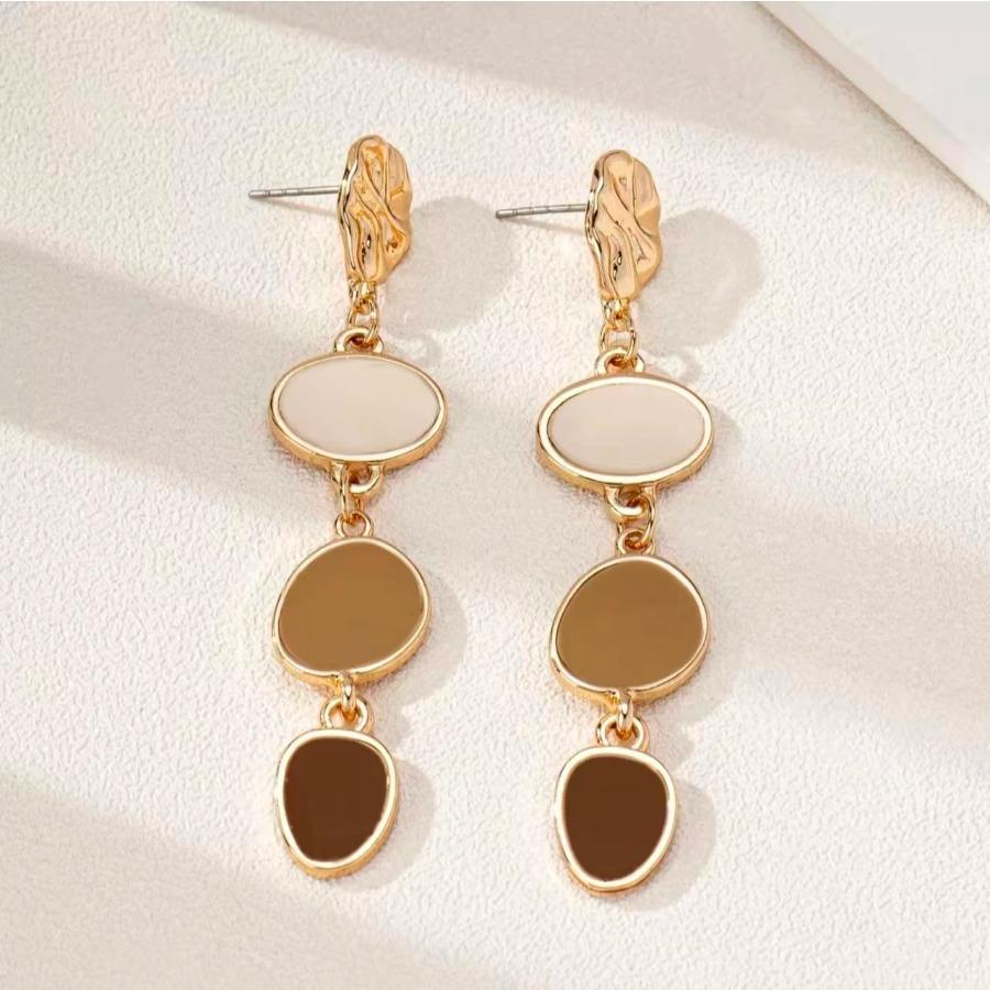 A Pair of Trendy Casual Fashion Oil-Drip Elegant and Versatile Women's Earrings