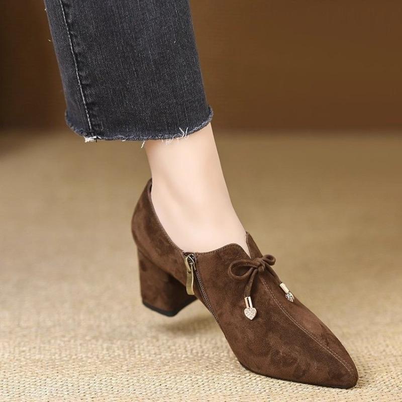 Dámské boty na vysokém podpatku s špičatou špičkou, designová značka, semišové boty, zima 2025, robustní společenské boty, dámské lodičky, elegantní dámské boty