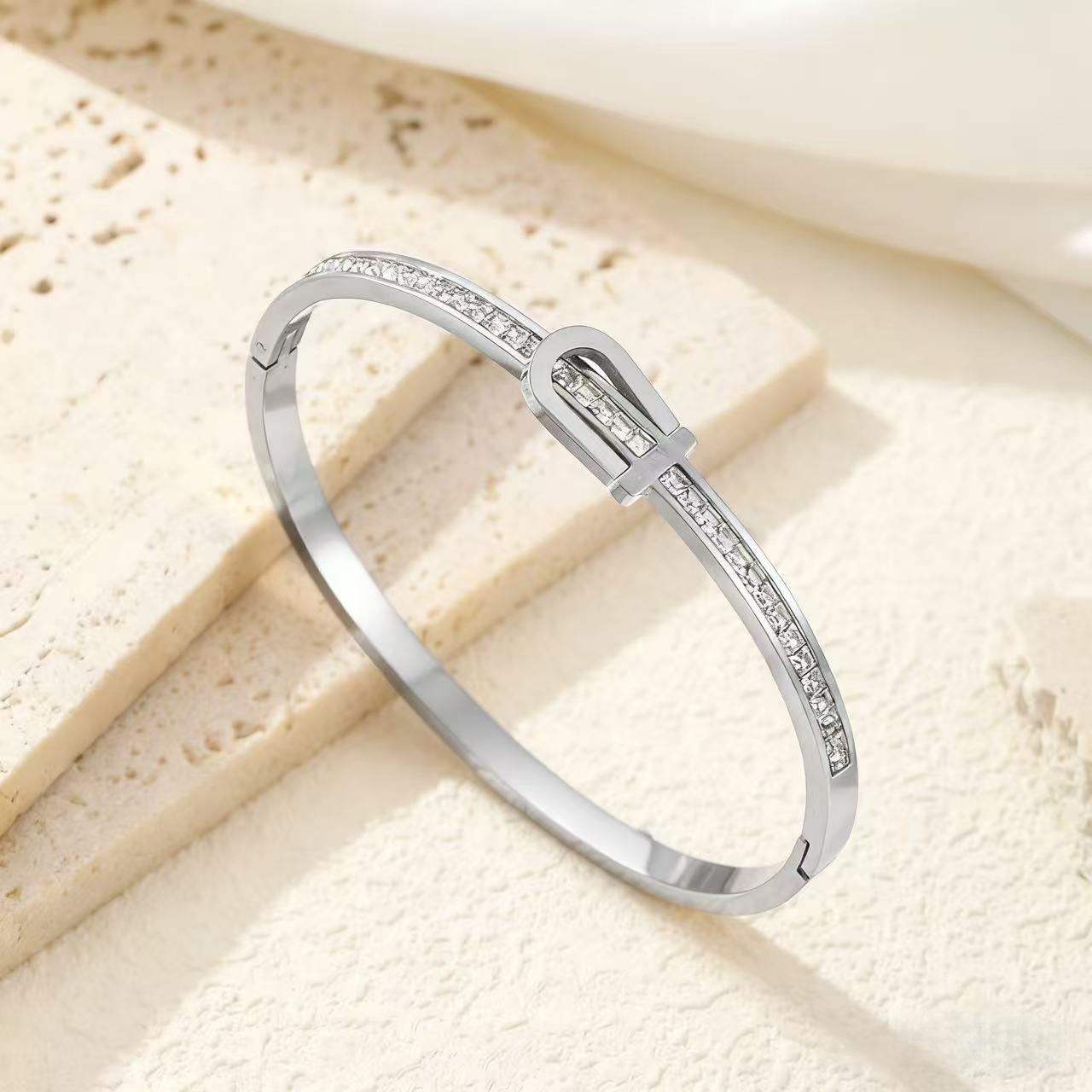 

Women s Stainless Steel Horseshoe Love Bangle with Inlaid Diamonds - High-End, Non-Fading Titanium Steel Jewelry 18K срібний