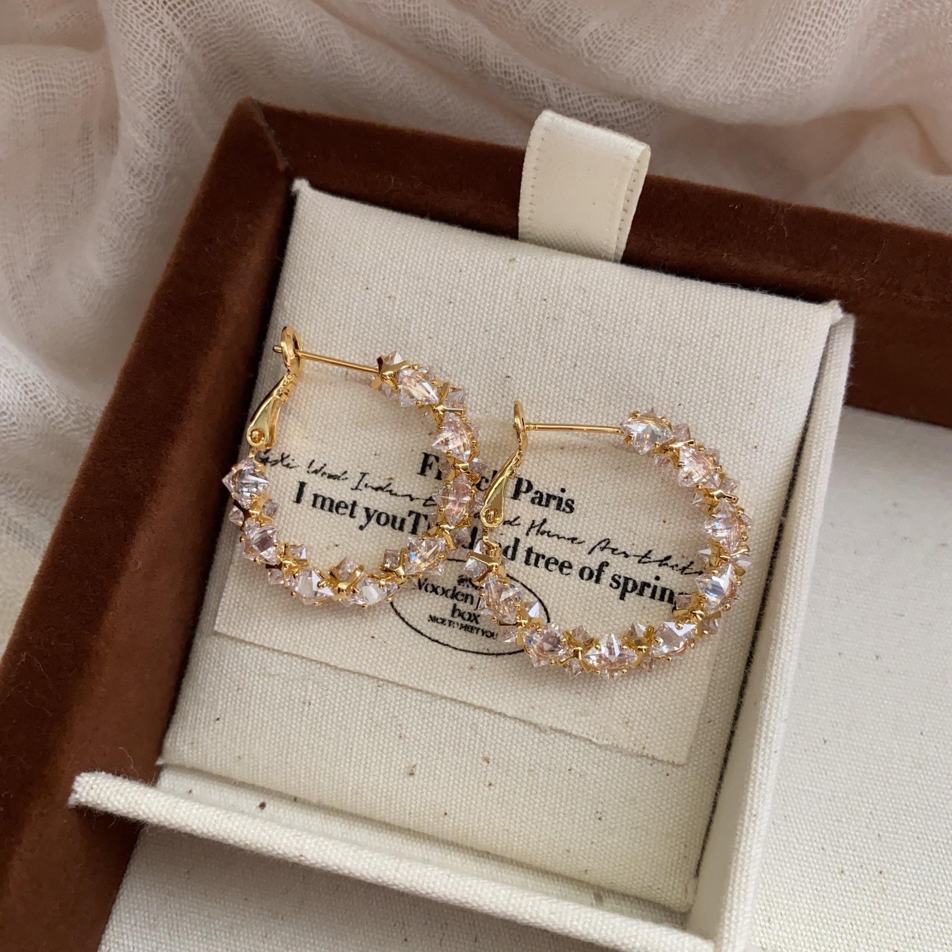 

New diamond-set super flash crystal earrings, simple temperament, light luxury, fashionable versatile ear buckles, niche high-end earrings, women