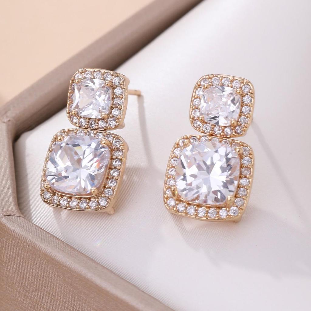 Light Luxury Square Stud Earrings with Micro-Inlaid Cubic Zirconia - High-End Design, Super Shiny, Elegant Ear Studs.