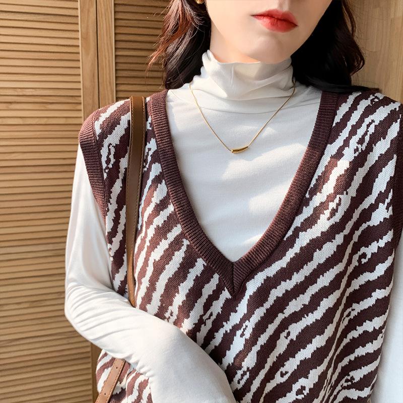 White brushed thickened turtleneck bottoming shirt for women in autumn and winter new loose and slim long-sleeved T-shirt for women with pile collar