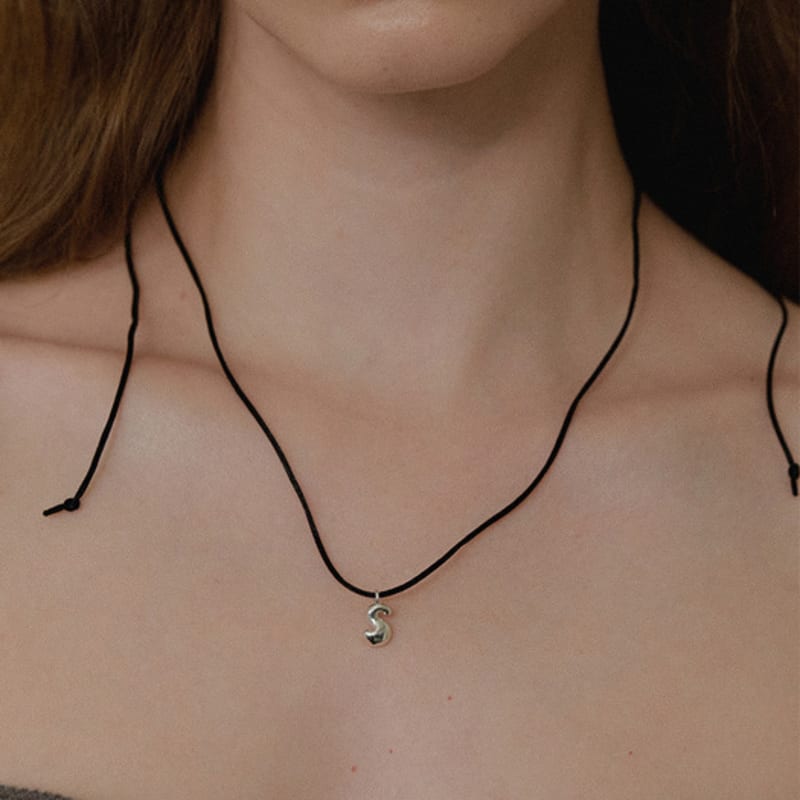 leeENoir Mini Flow Initial String Necklace (BLACK)