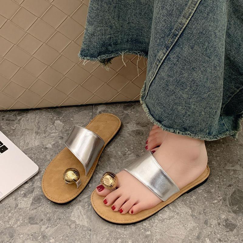 Flat bottom comfortable one word with cool slippers women's summer wear 2025 new Korean fashion metal buckle cover toe slippers