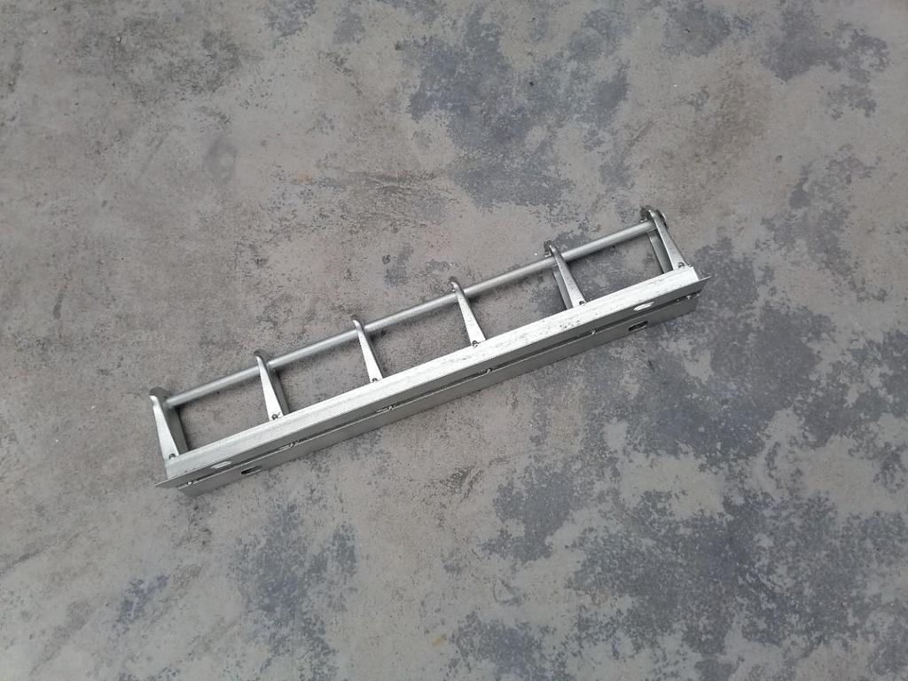 Medium-Thick Single-Pole Hot-Dip Galvanized Power Line Rack with Porcelain Insulators