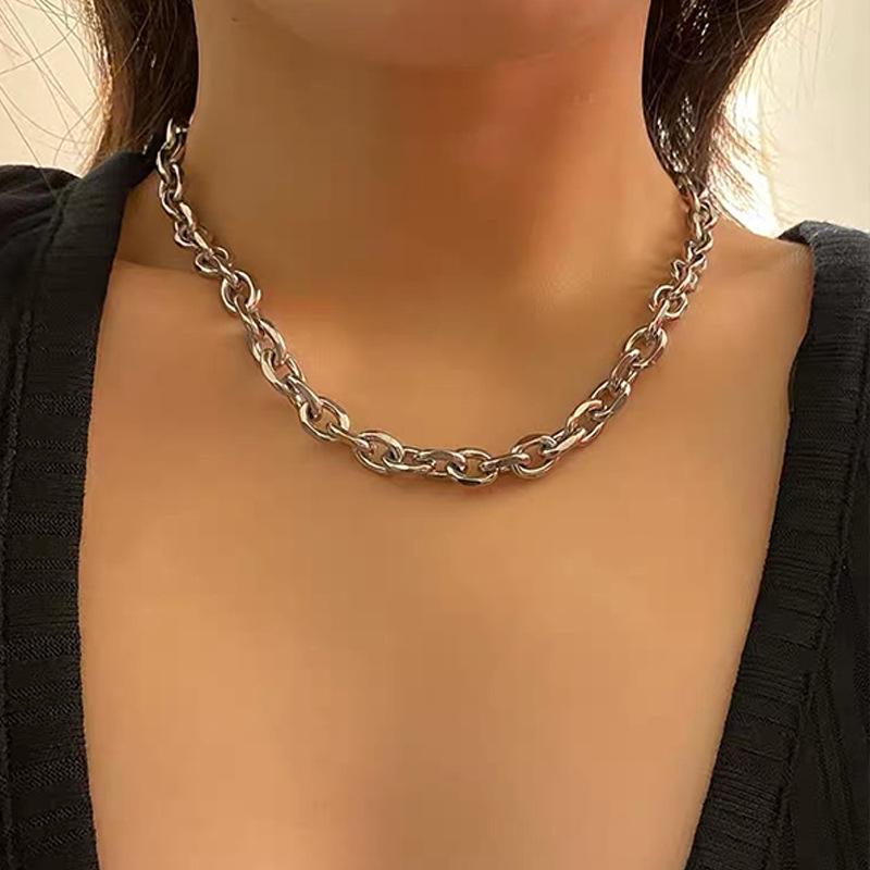 Elegant Metal Heart Clavicle Necklace for Women - Light Luxury Design