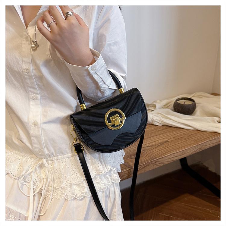 Trendy Retro Shell Bag: Niche Design Crossbody & Handheld Summer Style