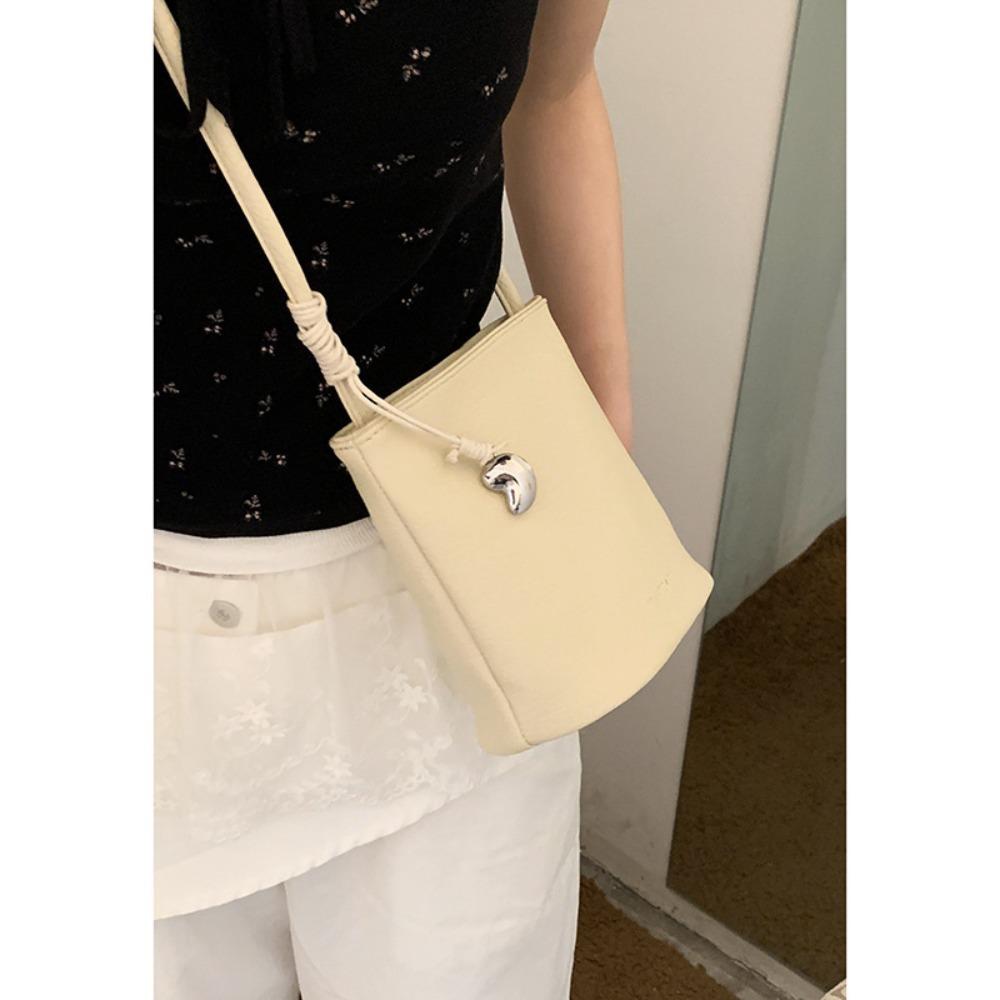 Versatile ins small bag women's 2025 new trendy spring and summer fashion simple bucket bag casual commuter messenger bag