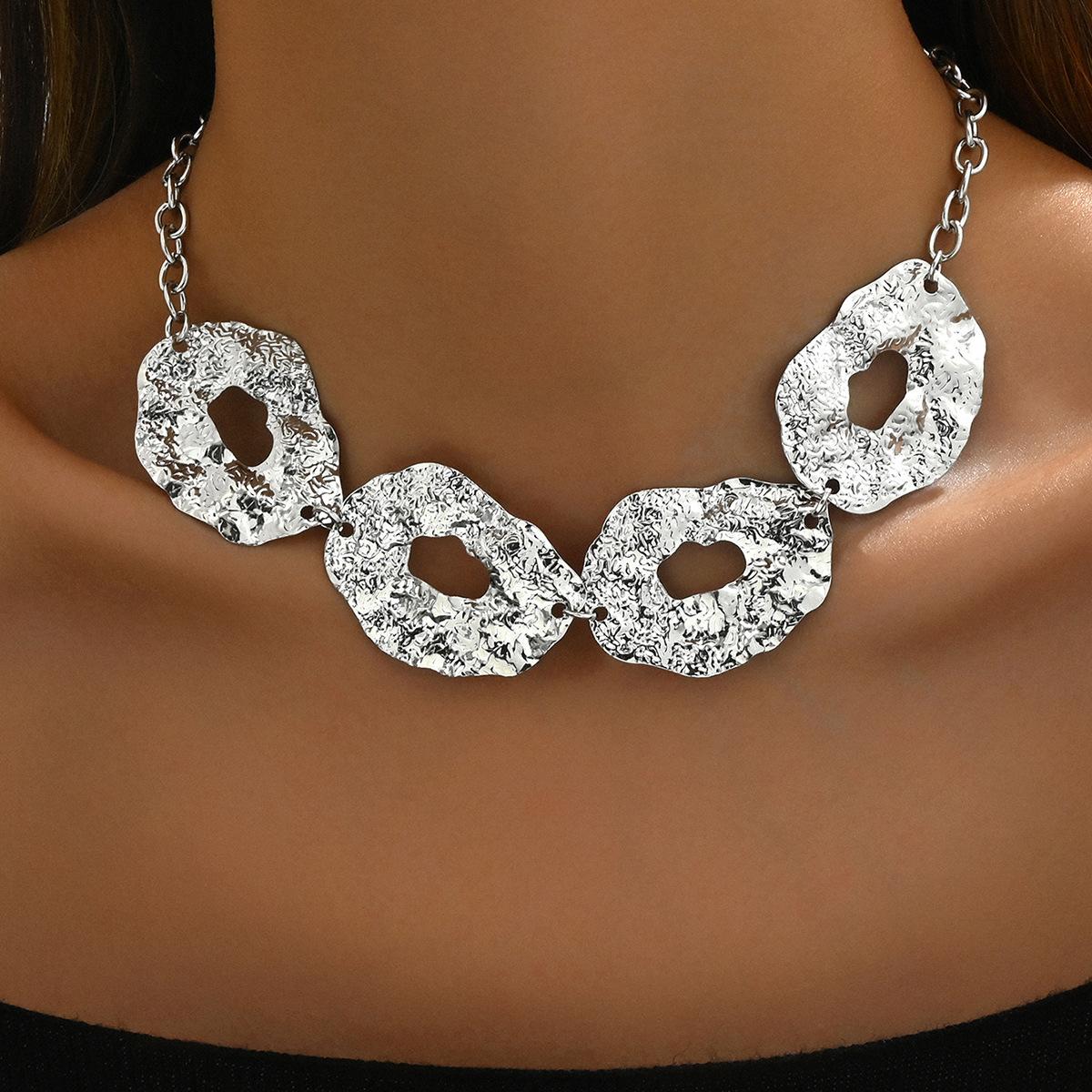 

Геометрическая мода нерегулярное металлическое ожерелье женское плиссированное дизайнерское чувство женская ключичная цепочка универсальные предметы