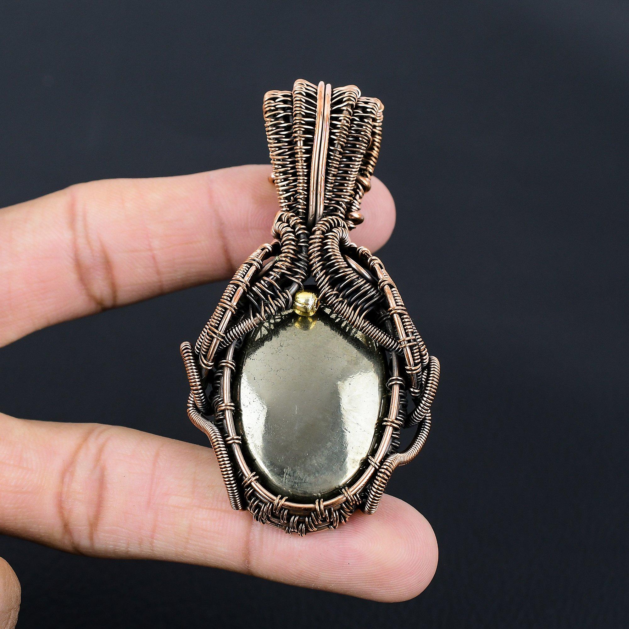 

Роскошный золотой апачский пирит, драгоценный камень, подвеска ручной работы из чистой медной проволоки, обернутая ювелирными изделиями 2.95 Inches золотистый