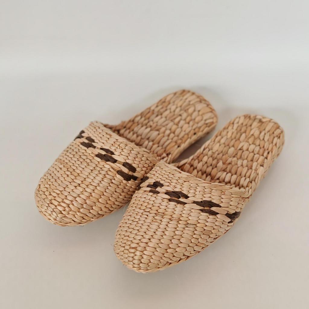 Finely Woven Cattail Slippers - Handmade Straw Shoes for Men & Women, Comfortable & Nourishing Mesh Design.