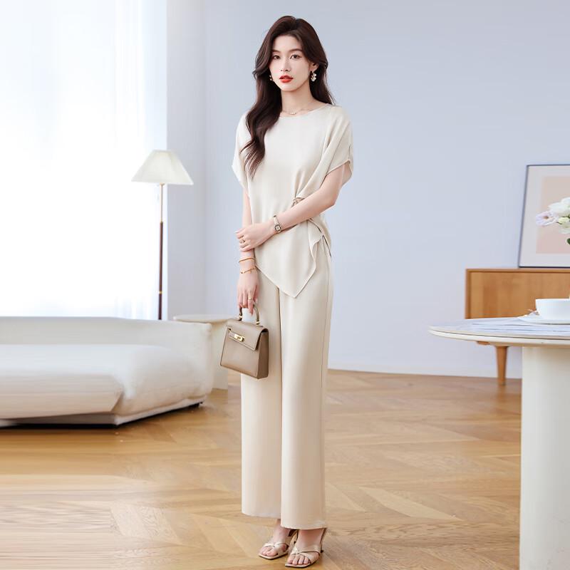 Elegantes Damen Zweiteiler-Anzug aus Eis-Seide mit Falten