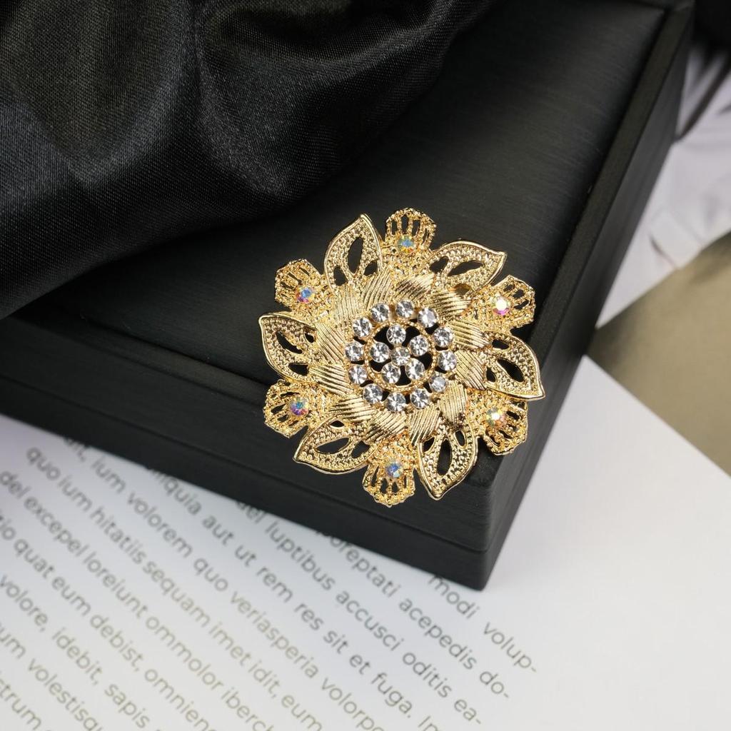 Retro Flower Pearl & Diamond Alloy Brooch Pin