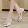 Célébrités d'Internet portent deux chaussures de mode de mariage 2025 nouvelles populaires chaussures pour femmes en satin et strass à bouche peu profonde à talon fin pointu chaussures de demoiselle d'honneur