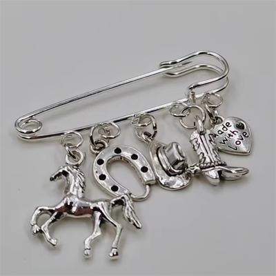 Spilla pendente vintage color argento con cavallo a ferro di cavallo, stivali da cowboy, cappello da cowboy, gioielli creativi da regalare